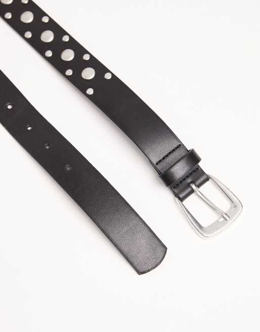 Cinturón negro de cuero sintético con tachuelas pulidas de ASOS DESIGN, 2 de 3