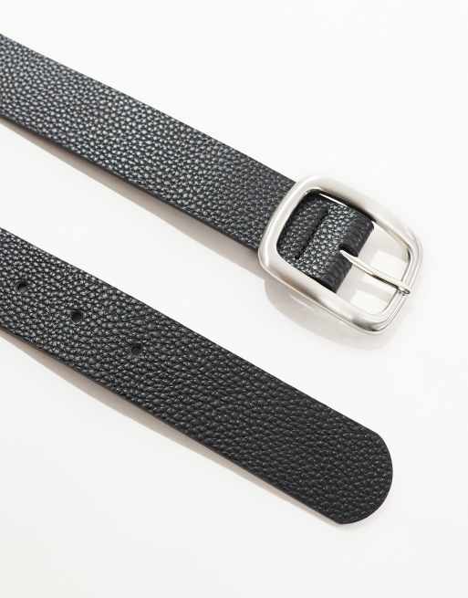 Cinturón negro de cuero sintético rugoso con hebilla plateada cuadrada redondeada de ASOS DESIGN, 2 de 4