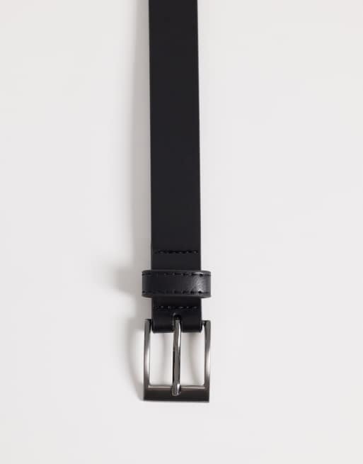 Cinturón negro estrecho de cuero sintético con hebilla gris plomo de ASOS DESIGN, 2 de 3