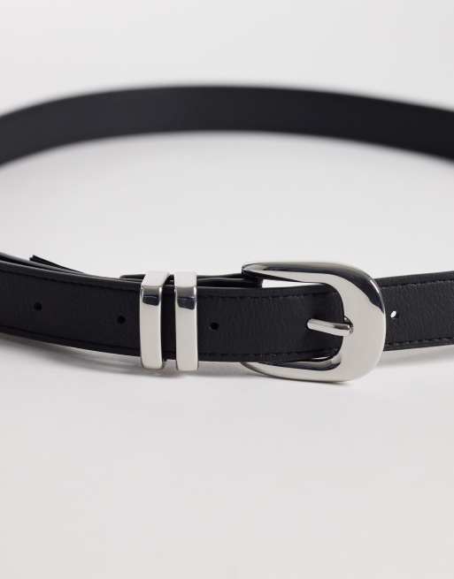 Cinturón negro estrecho de estilo wéstern con hebilla plateada de Weekday, 2 de 3