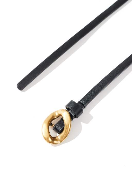Cinturón para cadera y cintura negro estrecho con hebilla de eslabón de cadena de ASOS DESIGN, 2 de 3