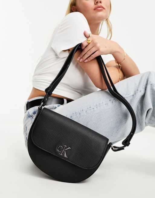 CK Jeans – Satteltasche in Schwarz mit Monogramm
