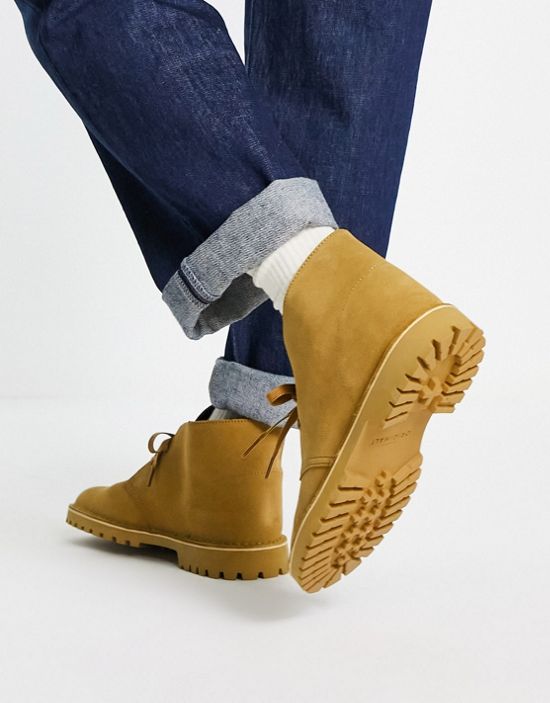 https://images.asos-media.com/products/clarks-originals-desert-rock-boots-in-oakmoss-suede/200568605-2?$n_550w$&wid=550&fit=constrain