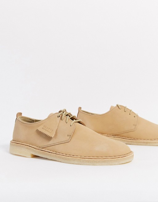 Clarks Originals desert shoes in beige suede