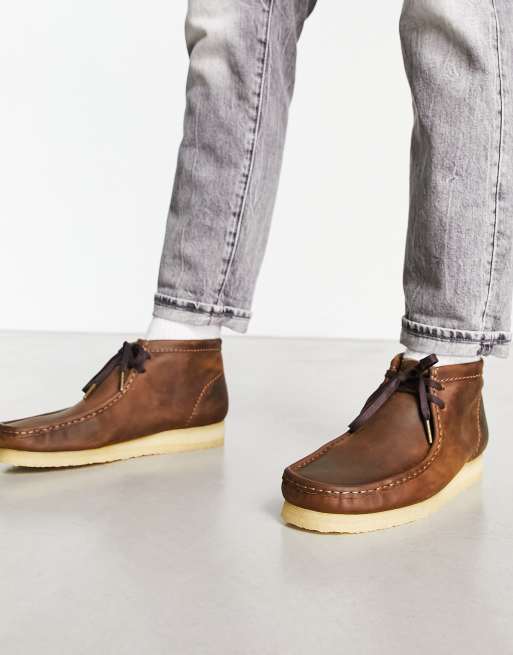 Clarks Originals – Wallabee – Bivaxbruna boots i läder