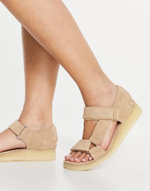 Clarks Originals – Wallabee – Jasnobrązowe zamszowe sandały z paskami
