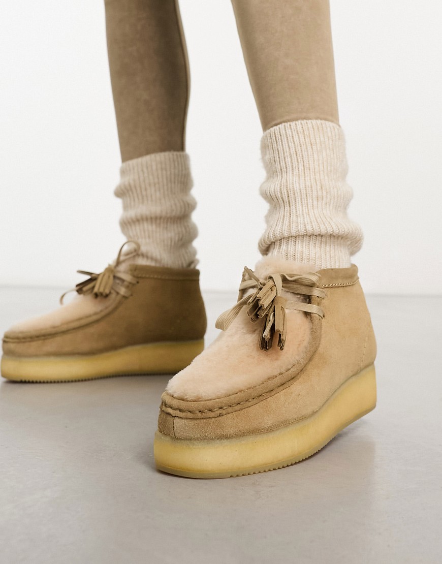 clarks originals wallabee shoes in light tan-brown
