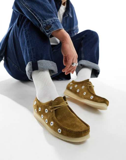Clarks Originals - Wallabee - Sko med blomsterprint i kakigrønt ruskind 