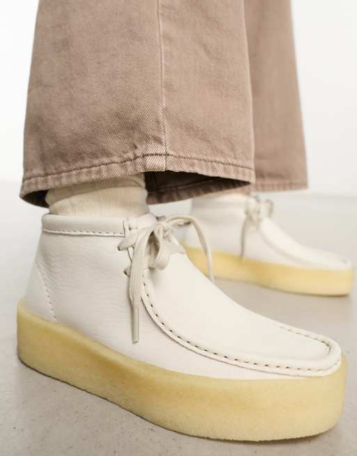 Clarks Originals – Wallabee – Vita boots i läder med kupformade sulor