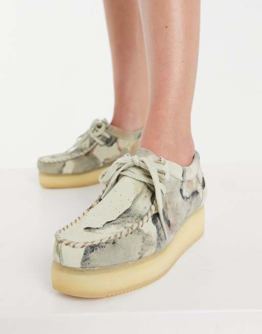 Clarks Originals – Wallacraft Lo – Schuhe mit Plateausohle und Military-Muster in gebrochenem Weiß