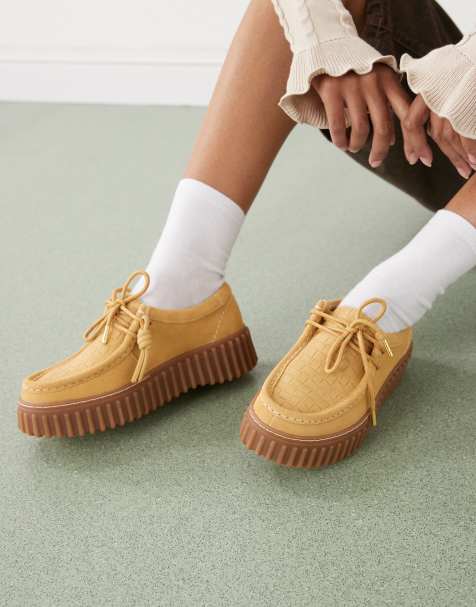 Clarks - Torhill Bee - Scarpe in camoscio color cuoio dorato - view 1