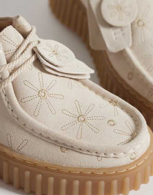Clarks Torhill Bee shoes in cream | ASOS