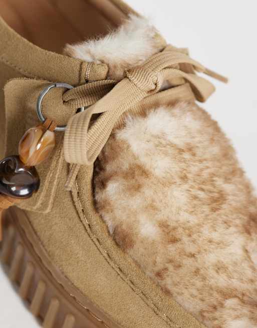 Clarks Torhill Bee shoes in warm sand suede, 2 of 4