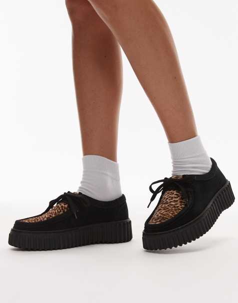 Clarks - Torhill Bee - Sko med leopardprint i ruskind - view 1