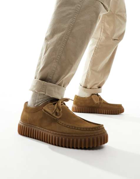 Clarks – Torhill – Ciemnopiaskowe zamszowe botki z niską cholewką - view 1