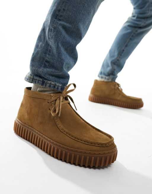 Clarks - Torhill - Hoge laarzen in donker zandkleurig suède