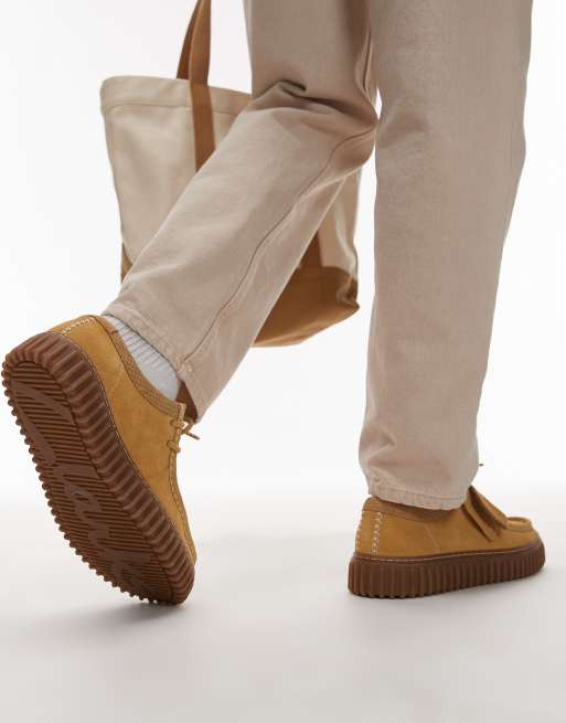 Clarks Torhill Lage schoenen van suède in goudbruin ASOS