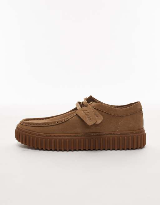 Clarks – Torhill Lo – Zamszowe buty w ciemnym piaskowym kolorze, 2 z 4