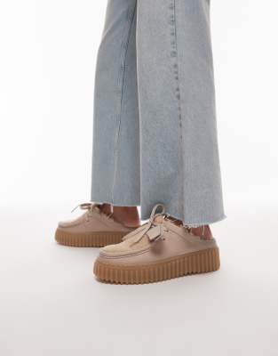 Clarks - Torhill - Mules mit Futter aus Teddyfell in Sandgelb-Weiß