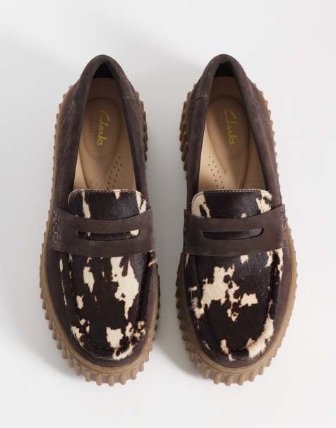 Clarks – Torhill Penny – Brązowe buty w krowie łaty - view 1