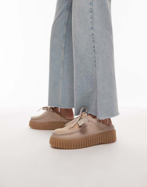 Clarks – Torhill – Sandfärgade tofflor med teddyfoder och öppen häl - view 1