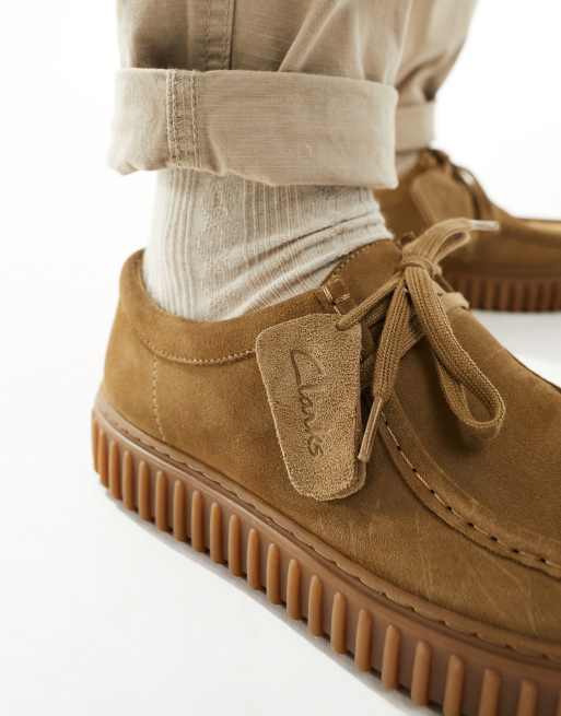 Clarks JMH1952 Stivaletti Pantofola Uomo In Pelle Scamosciata Salvia – Fodera Sherpa, Soletta Imbottita Rimovibile, Doppio Goring, Taglia 42 EU