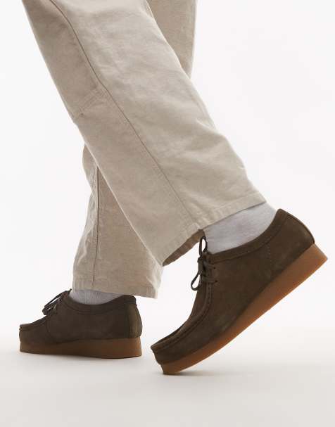 Clarks – Wallabe Evo – Zamszowe buty w ciemnym oliwkowym kolorze - view 1