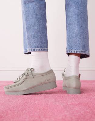 Clarks Wallabee EVO x ASOS - Exklusiv - Schuhe aus Wildleder in Blassgrau/Blau-Grün