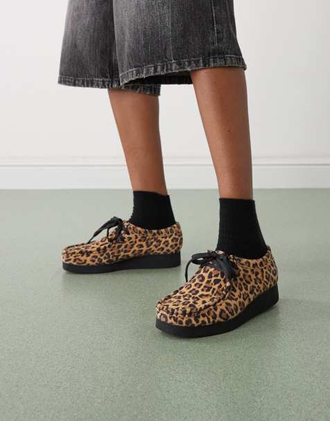 Clarks – Wallabee EVOsh – Schuhe aus Veloursleder mit Leopardenmuster - view 1