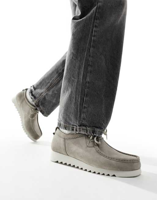Clarks – Wallabee – Szare zamszowe buty | ASOS