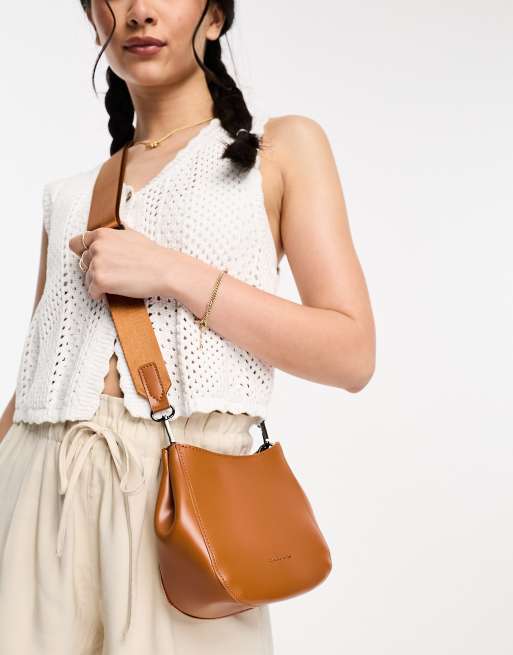 Claudia Canova – Brązowa zaokrąglona torebka na ramię z paskiem crossbody