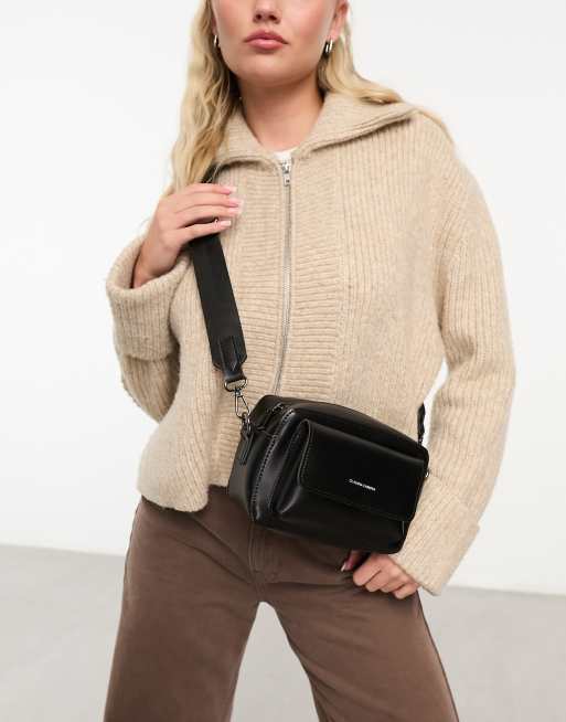Claudia Canova - Cameratas met flap in zwart