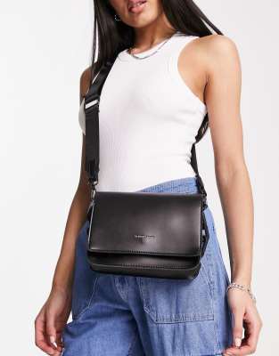 cross body grab bag with chunky chain in black