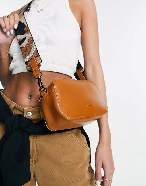 Crossbody brede band new arrivals