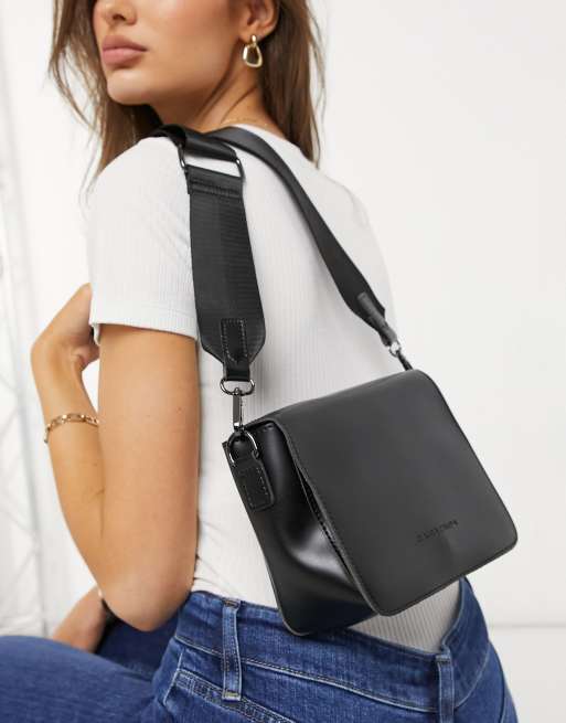 Claudia Canova - Crossbody-taske med vævet strop i sort, 3 af 4