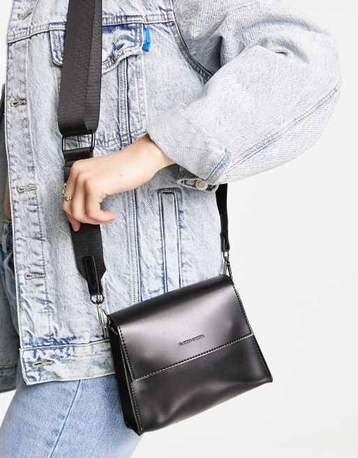 Claudia Canova – Czarna trapezowa torebka crossbody