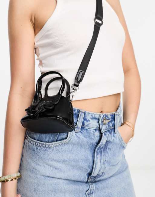Claudia Canova - Gebogen mini handtas in zwart met kettingdetail in dezelfde tint
