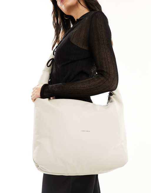 Claudia Canova - Grote ruimvallende crossbody tas in gebroken wit