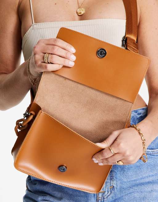 Claudia Canova - Gyldenbrun crossbody-taske med chunky kæde, 3 af 4