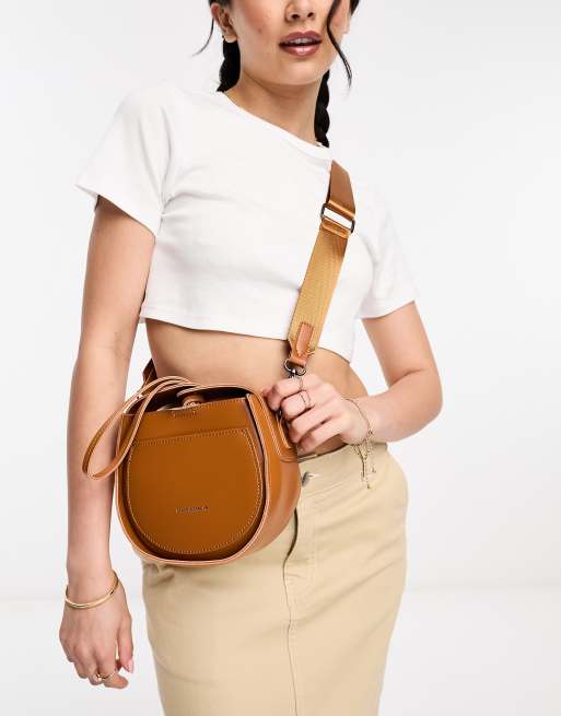 Claudia Canova – Jasnobrązowa okrągła torebka crossbody z pętelką na nadgarstek