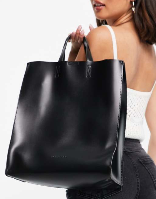 Women :: Bags :: Tote Bags :: BLACK CHAÎSE CARRÉ HANDBAG - Urbankissed