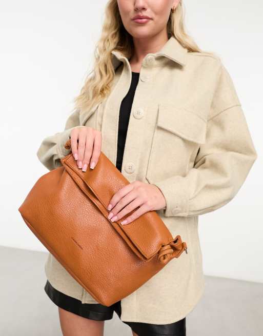 Claudia Canova - Løstsiddende clutch-taske i gyldenbrun