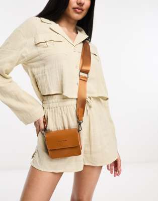 Claudia Canova - Mini crossbody tas met flap aan de bovenkant en touwdetail in bruin