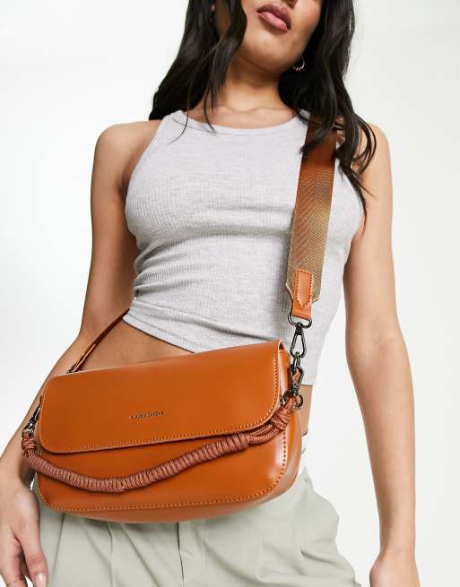 Claudia Canova - Rektangulær gyldenbrun crossbody-taske med reb-detalje og flap