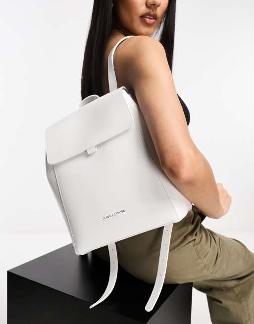 Claudia Canova – Rucksack in Weiß mit Umschlag oben und Kettendetail mit Marmorprint