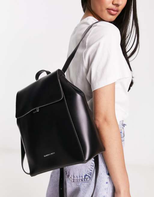 Claudia Canova – Rucksack mit Umschlagklappe und farblich abgestimmtem Kettendetail in Schwarz