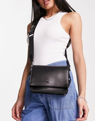 Claudia Canova cross body grab bag with chunky chain in black - ASOS Price Checker