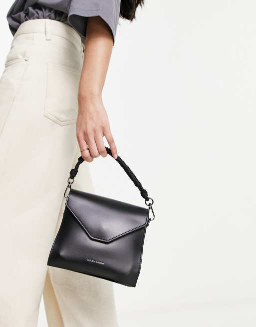 Claudia Canova - Sort crossbody-taske med reb-hank og vinklet flaptop