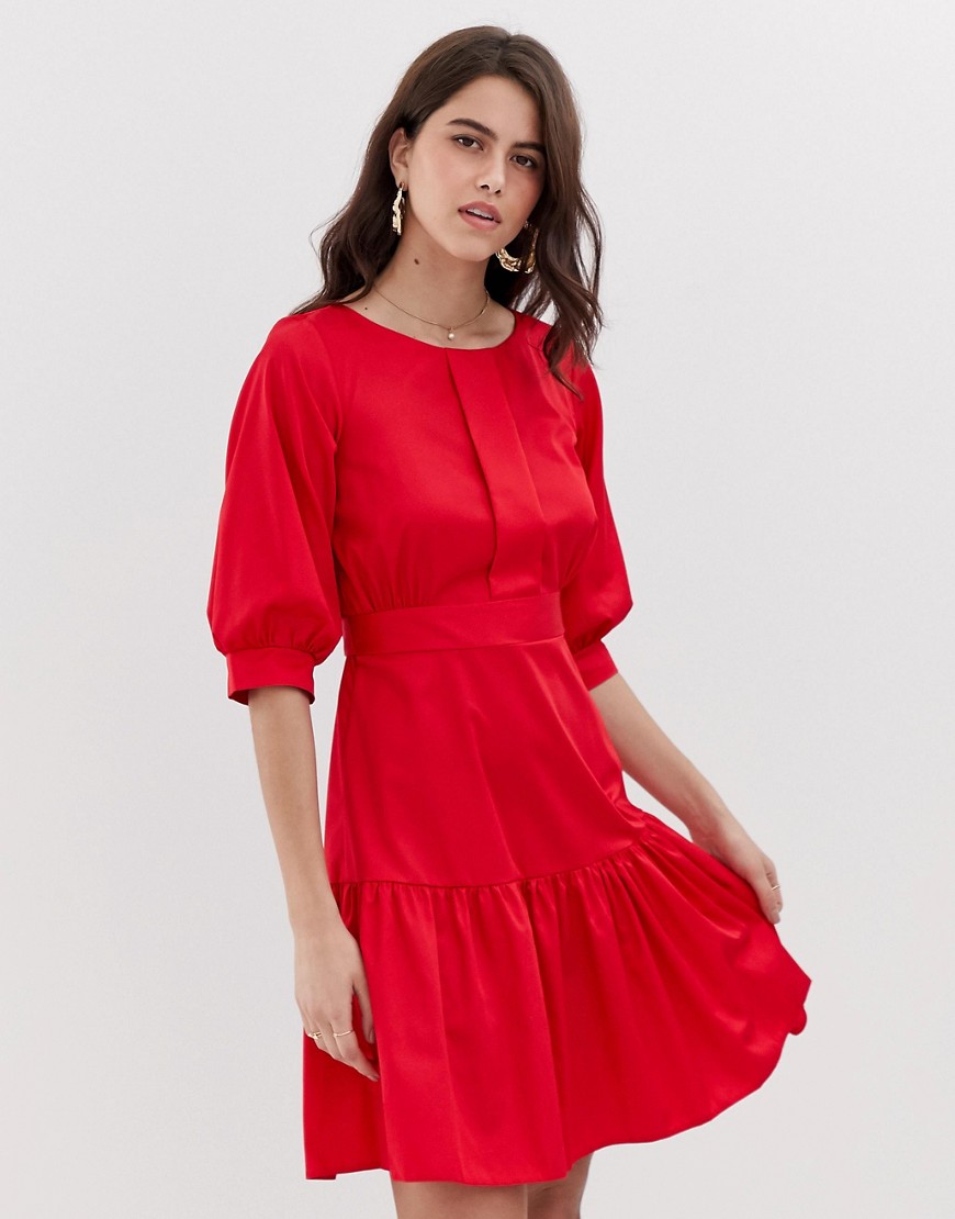 Closet kjole med pufærme og flæsekant-Rød