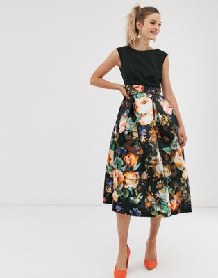 Closet – Klänning med veckad kjol-Svart